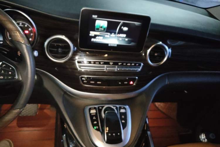 Used Mercedes-Benz V-Class 2017 V 260 Avantgarde Edition Audio And AC Panel