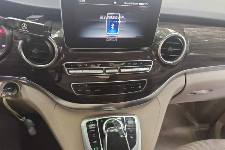 Used Mercedes-Benz V-Class 2017 V 260 Avantgarde Edition Audio And AC Panel