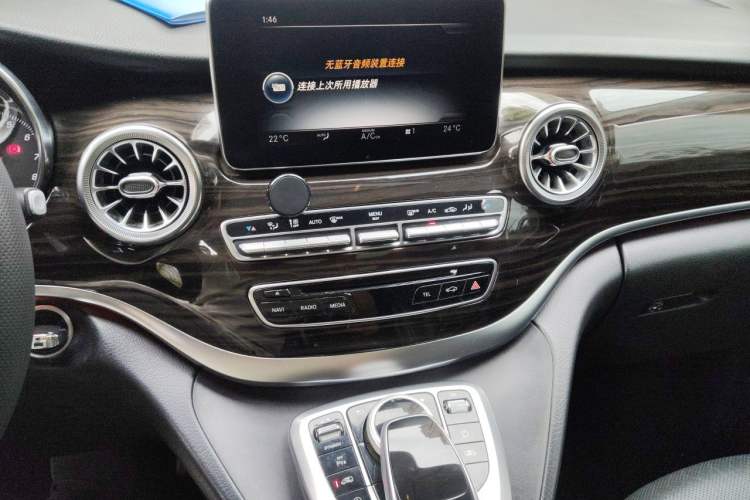 Used Mercedes-Benz V-Class 2017 V 260 Avantgarde Edition Audio And AC Panel