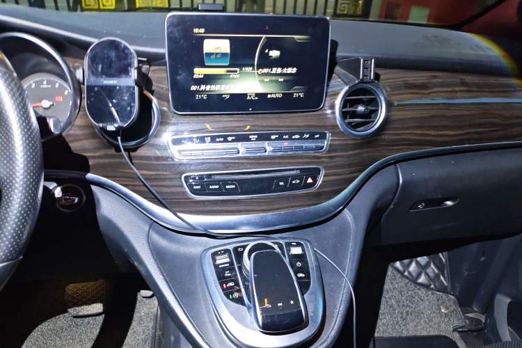 Used Mercedes-Benz V-Class 2017 V 260 Avantgarde Edition Audio And AC Panel
