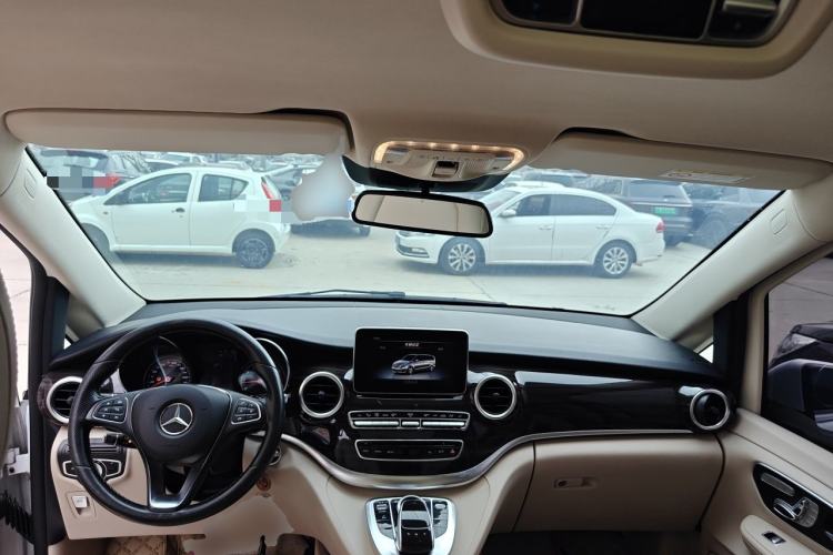 Used Mercedes-Benz V-Class 2017 V 260 Avantgarde Edition Center Console