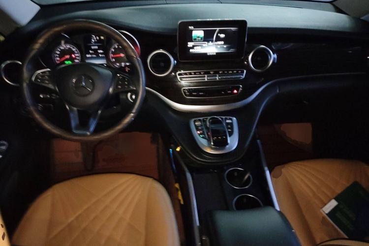 Used Mercedes-Benz V-Class 2017 V 260 Avantgarde Edition Center Console