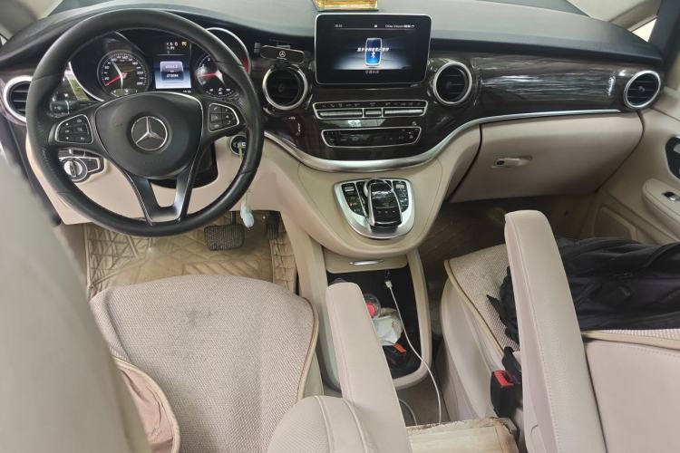 Used Mercedes-Benz V-Class 2017 V 260 Avantgarde Edition Center Console