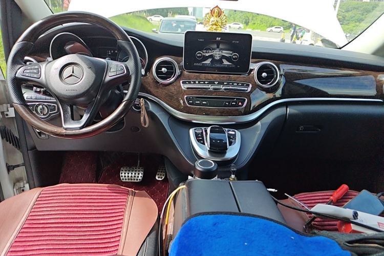 Used Mercedes-Benz V-Class 2017 V 260 L Prestige Extended Edition Center Console