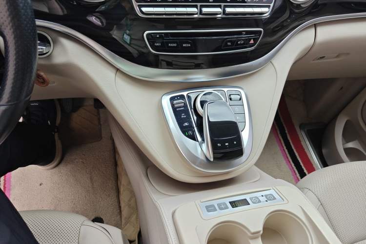 Used Mercedes-Benz V-Class 2017 V 260 Avantgarde Edition Gear Lever