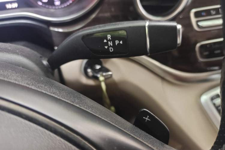 Used Mercedes-Benz V-Class 2017 V 260 Avantgarde Edition Gear Lever