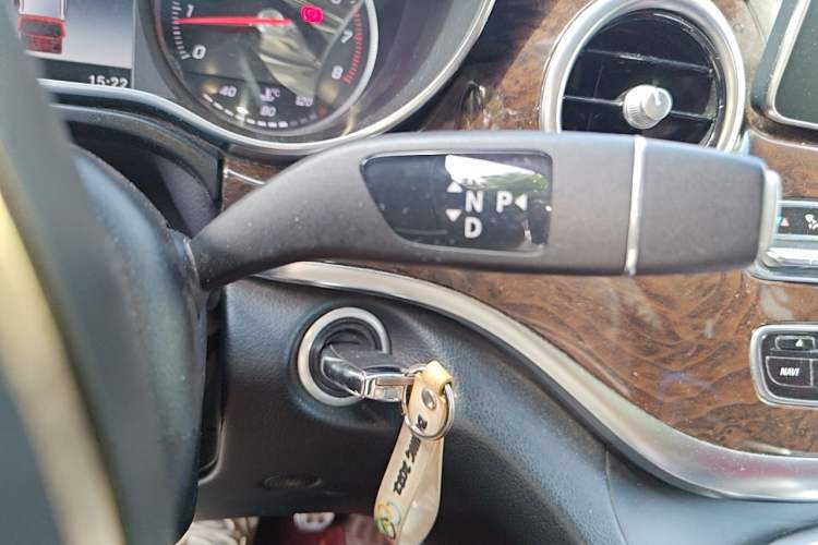 Used Mercedes-Benz V-Class 2017 V 260 L Prestige Extended Edition Gear Lever