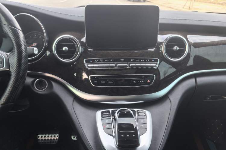 Used Mercedes-Benz V-Class 2017 V 260 L Prestige Extended Edition Interior 11