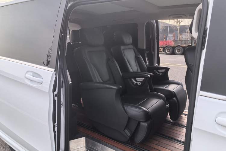 Used Mercedes-Benz V-Class 2017 V 260 L Prestige Extended Edition Interior 4