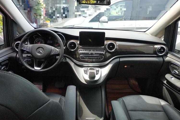 Used Mercedes-Benz V-Class 2017 V 260 Avantgarde Edition Interior 5