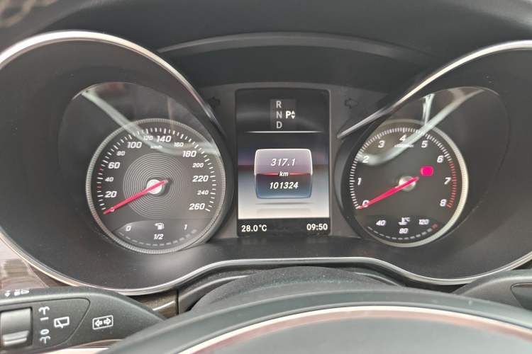 Used Mercedes-Benz V-Class 2017 V 260 Avantgarde Edition Odometer Close Up