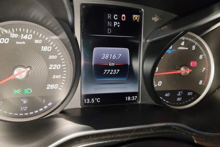 Used Mercedes-Benz V-Class 2017 V 260 Avantgarde Edition Odometer Close Up