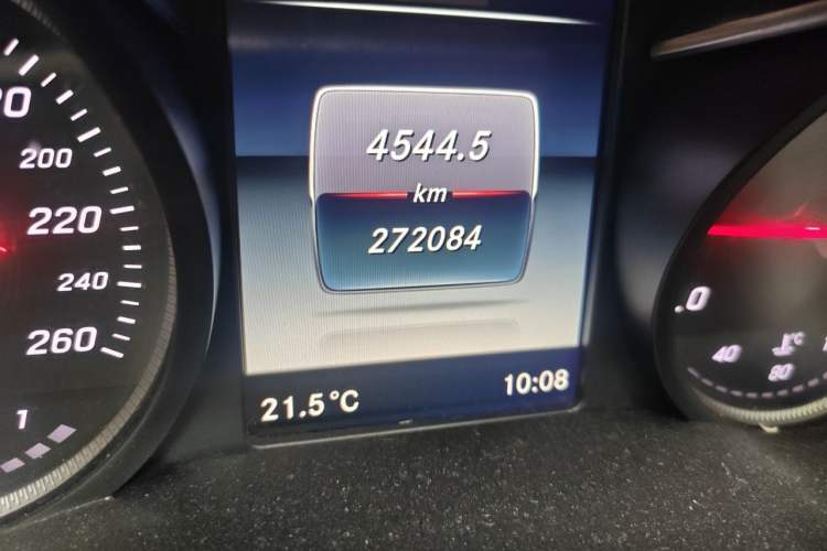 Used Mercedes-Benz V-Class 2017 V 260 Avantgarde Edition Odometer Close Up