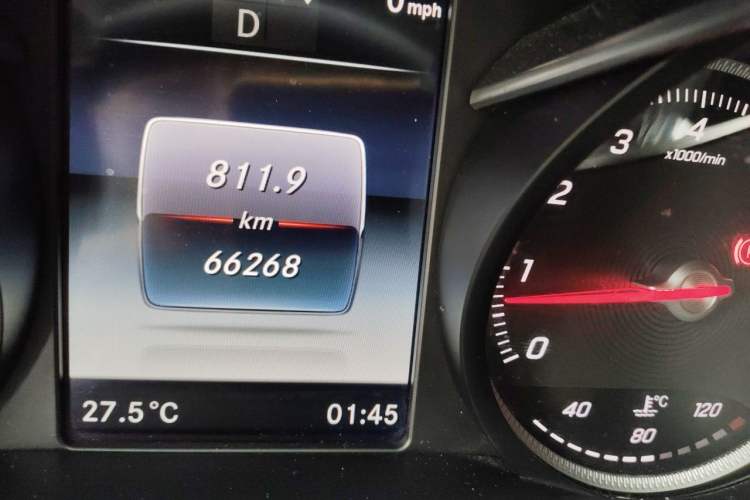 Used Mercedes-Benz V-Class 2017 V 260 Avantgarde Edition Odometer Close Up