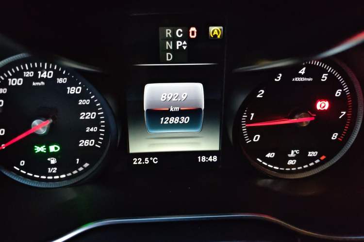 Used Mercedes-Benz V-Class 2017 V 260 Avantgarde Edition Odometer Close Up