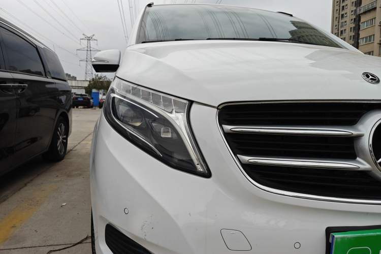 Used Mercedes-Benz V-Class 2017 V 260 Avantgarde Edition Right Front Headlight