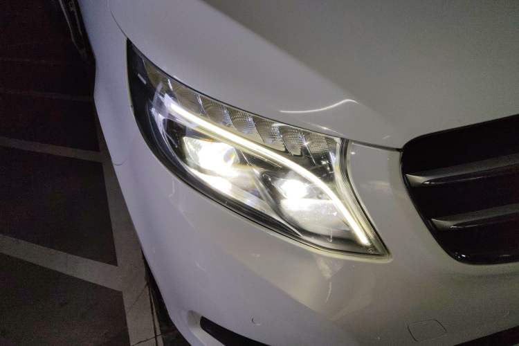 Used Mercedes-Benz V-Class 2017 V 260 Avantgarde Edition Right Front Headlight