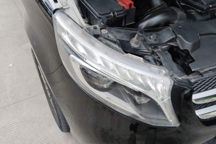 Used Mercedes-Benz V-Class 2017 V 260 Avantgarde Edition Right Front Headlight