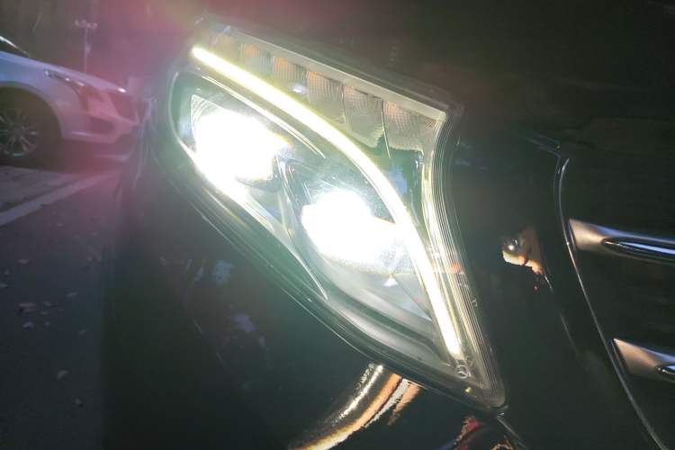 Used Mercedes-Benz V-Class 2017 V 260 Avantgarde Edition Right Front Headlight