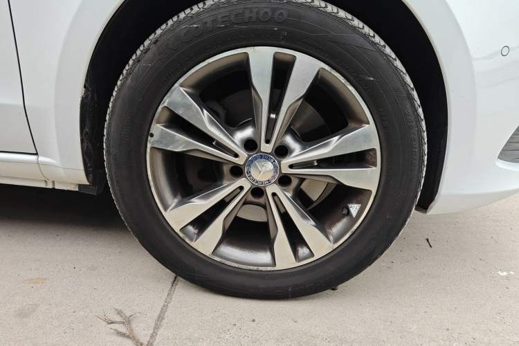 Used Mercedes-Benz V-Class 2017 V 260 Avantgarde Edition Right Front Wheel Hub