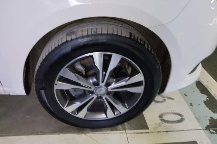 Used Mercedes-Benz V-Class 2017 V 260 Avantgarde Edition Right Front Wheel Hub
