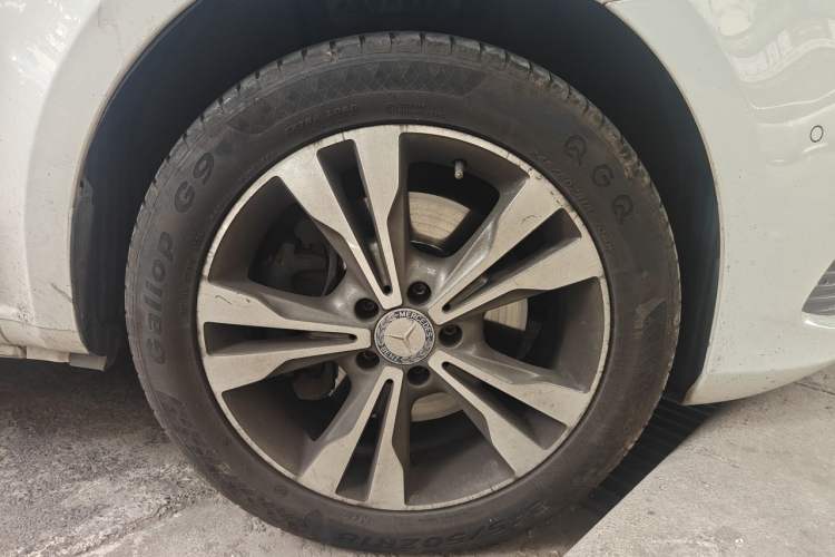 Used Mercedes-Benz V-Class 2017 V 260 Avantgarde Edition Right Front Wheel Hub