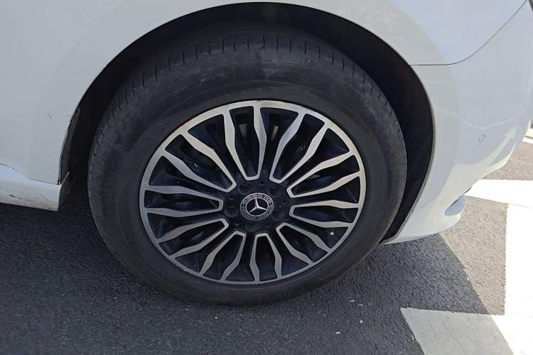 Used Mercedes-Benz V-Class 2017 V 260 L Prestige Extended Edition Right Front Wheel Hub