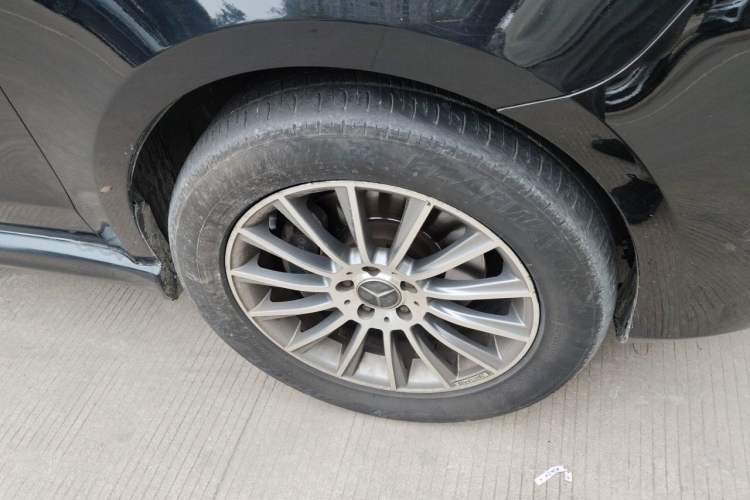 Used Mercedes-Benz V-Class 2017 V 260 Avantgarde Edition Right Front Wheel Hub