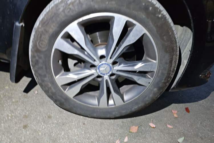 Used Mercedes-Benz V-Class 2017 V 260 Avantgarde Edition Right Front Wheel Hub