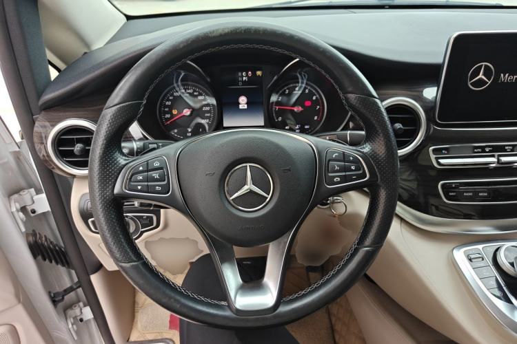 Used Mercedes-Benz V-Class 2017 V 260 Avantgarde Edition Steering Wheel
