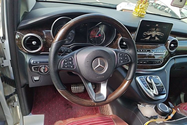 Used Mercedes-Benz V-Class 2017 V 260 L Prestige Extended Edition Steering Wheel