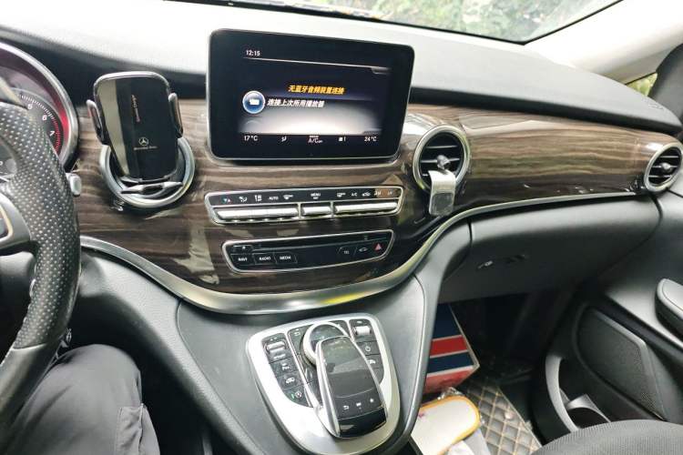 Used Mercedes-Benz V-Class 2017 V 260 Avantgarde Edition Audio And AC Panel