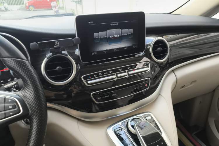Used Mercedes-Benz V-Class 2017 V 260 Avantgarde Edition Audio And AC Panel