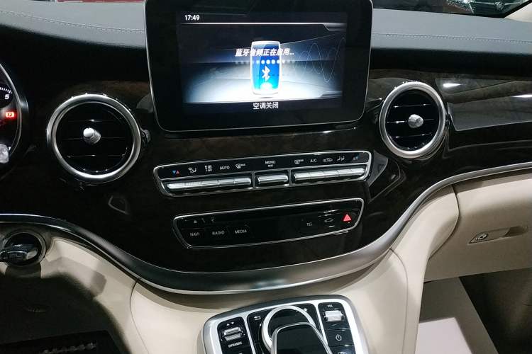 Used Mercedes-Benz V-Class 2017 V 260 Prestige Edition Audio And AC Panel