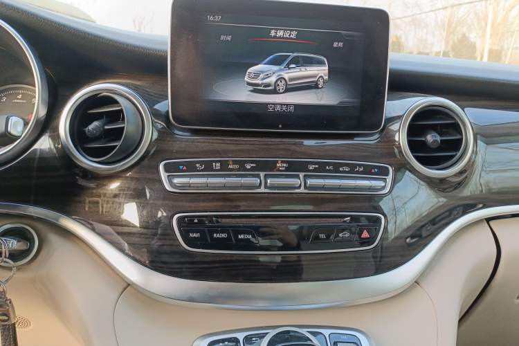 Used Mercedes-Benz V-Class 2017 V 260 Avantgarde Edition Audio And AC Panel