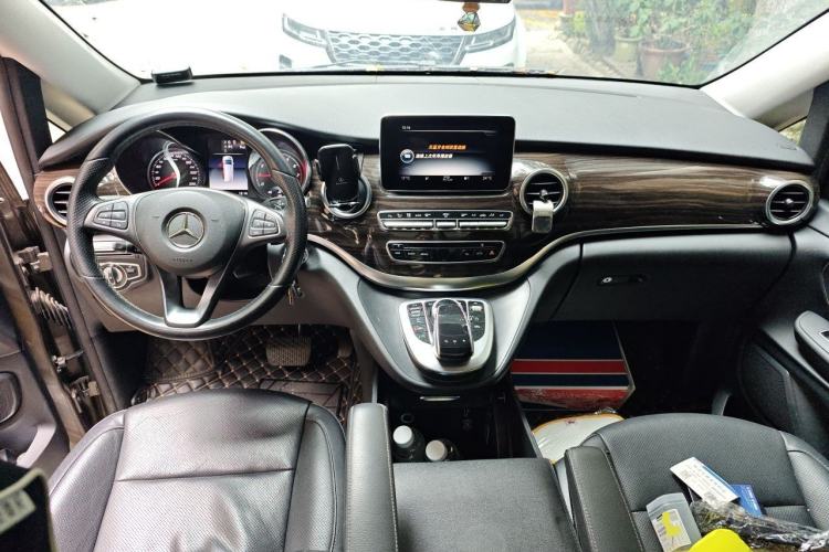 Used Mercedes-Benz V-Class 2017 V 260 Avantgarde Edition Center Console