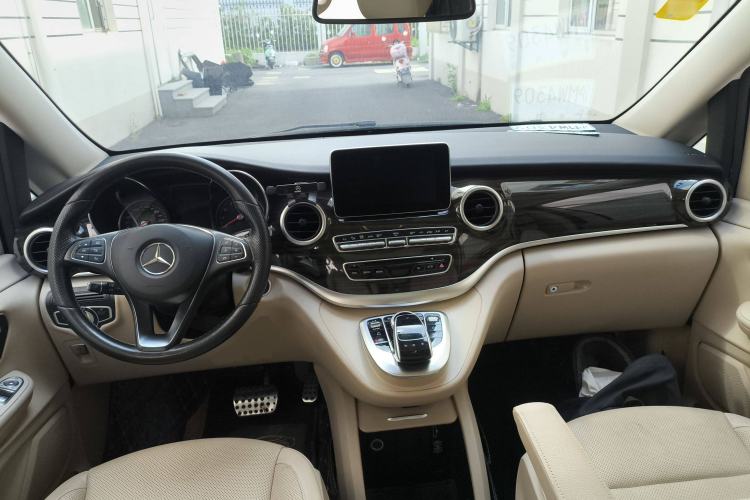 Used Mercedes-Benz V-Class 2017 V 260 Avantgarde Edition Center Console