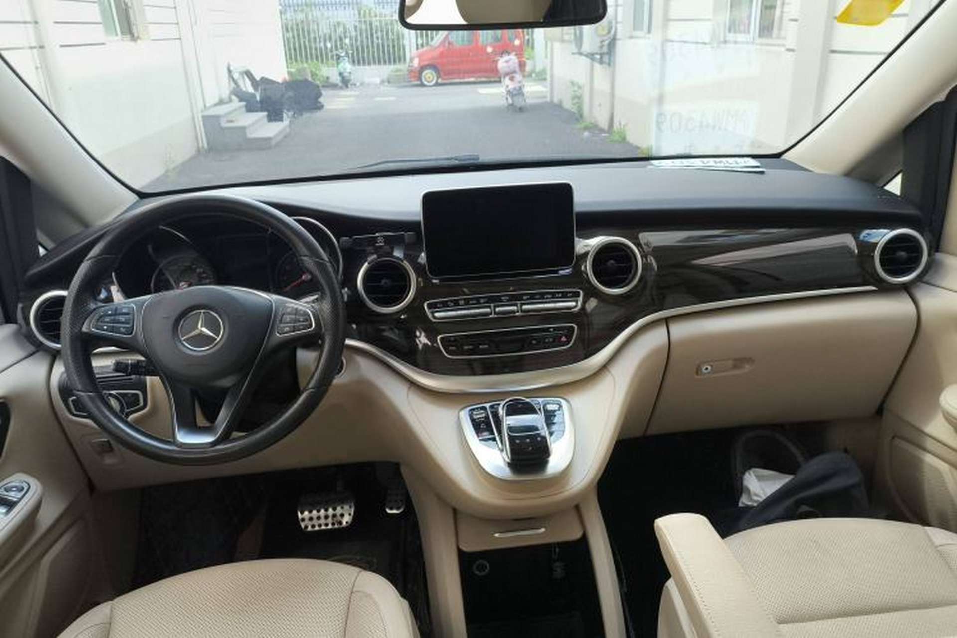 Used Mercedes-Benz V-Class 2017 V 260 Avantgarde Edition Center Console