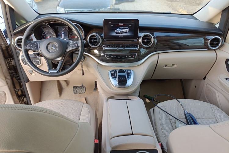 Used Mercedes-Benz V-Class 2017 V 260 Avantgarde Edition Center Console
