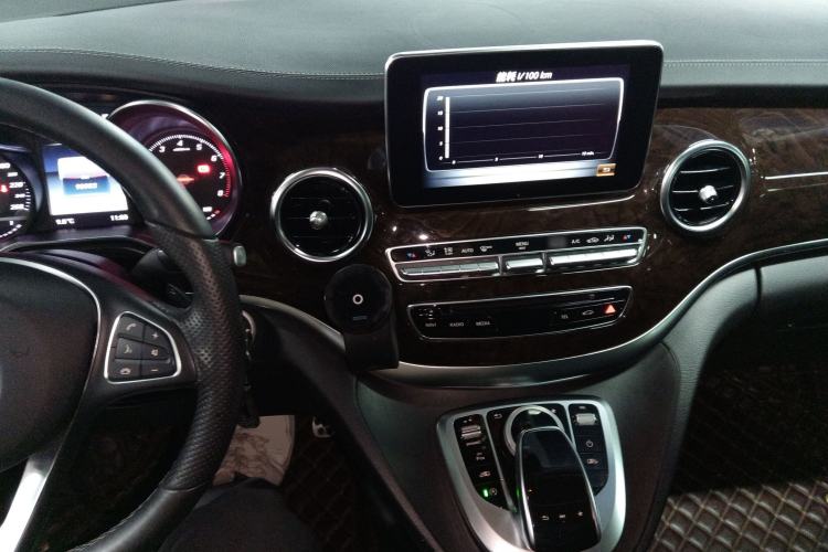 Used Mercedes-Benz V-Class 2017 V 260 L Prestige Extended Edition Center Console