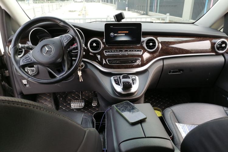 Used Mercedes-Benz V-Class 2017 V 260 L Prestige Extended Edition Center Console