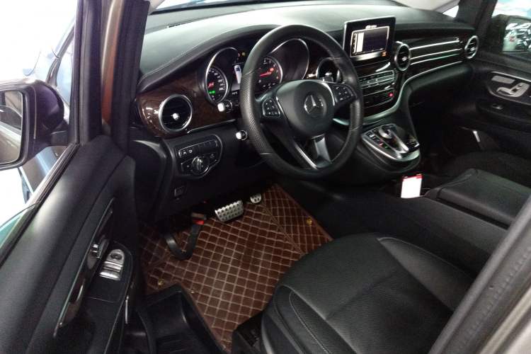 Used Mercedes-Benz V-Class 2017 V 260 L Prestige Extended Edition Driver Seat