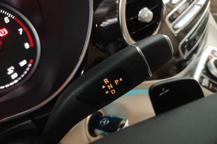 Used Mercedes-Benz V-Class 2017 V 260 Prestige Edition Gear Lever