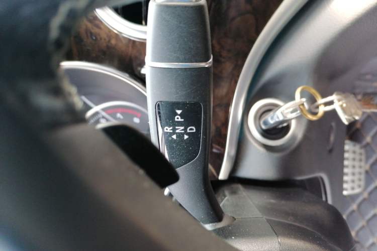 Used Mercedes-Benz V-Class 2017 V 260 L Prestige Extended Edition Gear Lever