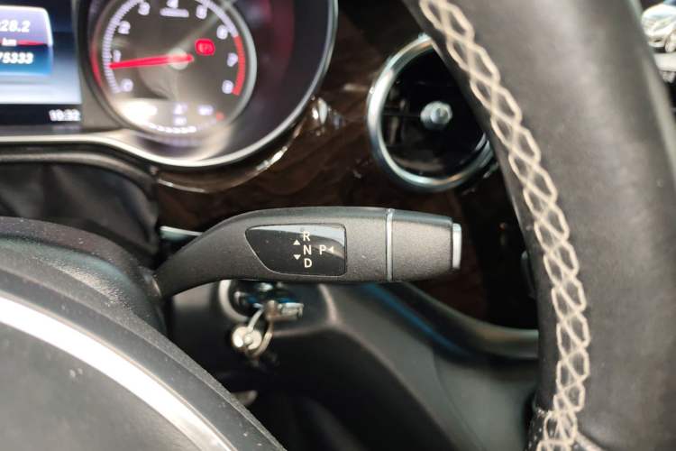 Used Mercedes-Benz V-Class 2017 V 260 L Prestige Extended Edition Gear Lever