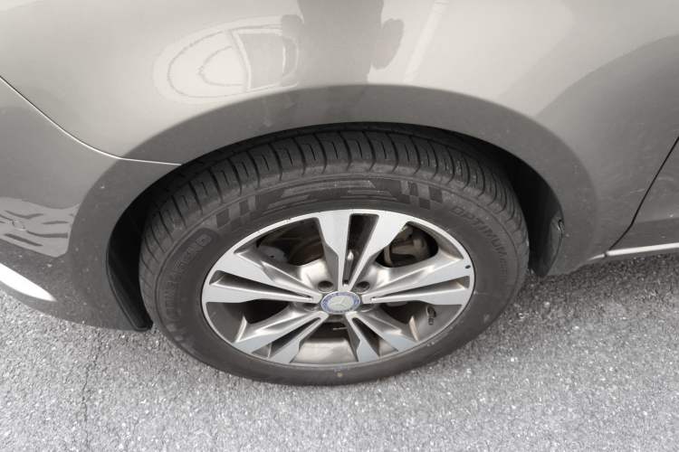 Used Mercedes-Benz V-Class 2017 V 260 Avantgarde Edition Left Front Wheel Hub