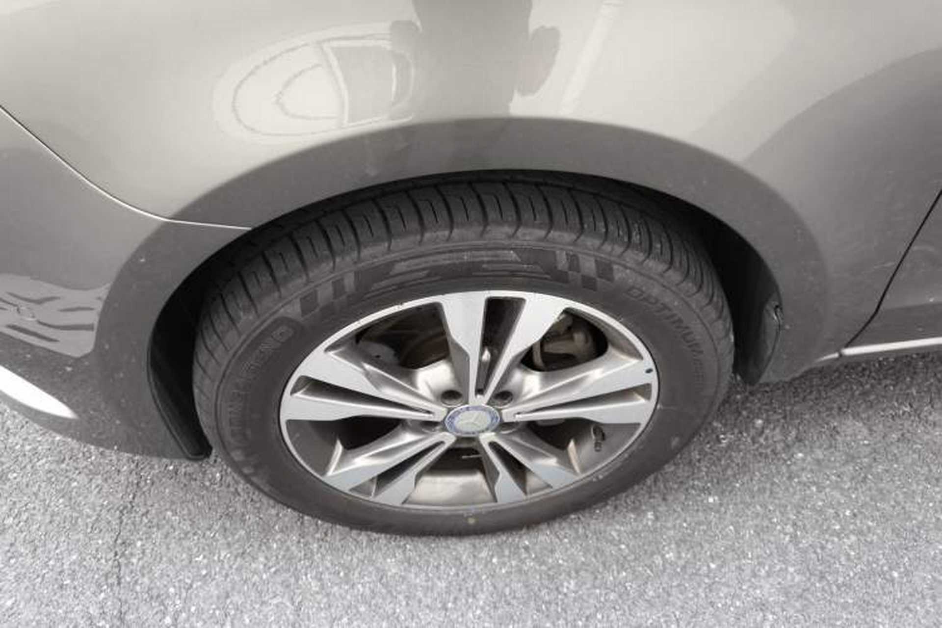 Used Mercedes-Benz V-Class 2017 V 260 Avantgarde Edition Left Front Wheel Hub