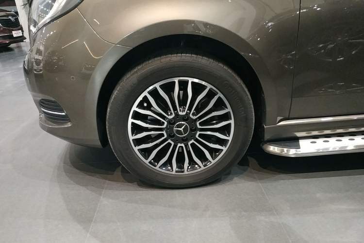 Used Mercedes-Benz V-Class 2017 V 260 Prestige Edition Left Front Wheel Hub