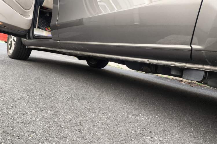 Used Mercedes-Benz V-Class 2017 V 260 Avantgarde Edition Left Side Sill