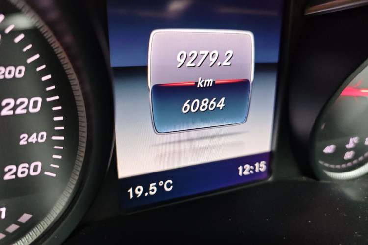 Used Mercedes-Benz V-Class 2017 V 260 Avantgarde Edition Odometer Close Up